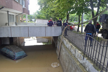 В северната част на Добрич все още приижда вода, една е жертвата на пороя