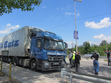 Движението в посока София по път I-6 в промишлената зона  на Перник временно е пренасочено по съседни  улици в града заради ПТП 