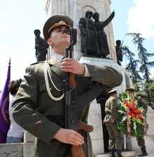С военен ритуал  пред паметника "Майка България" великотърновци отдадоха  почит на Ботев и на загиналите за свободата 