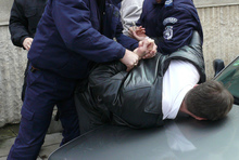 Полицаи задържаха двама мъже за обир на офис в град Нови пазар 