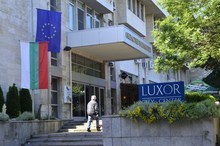 Националното знаме е спуснато наполовина пред общината в Добрич в знак на траур