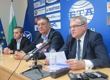 Според Румен Петков, когато се извършват подобен тип действия,  като тези в община Плевен, трябва много по-бързо да се информира  обществото защо са предприети