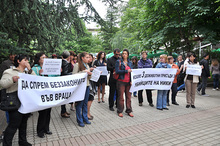 Мирен протест се събра пред съда във Враца, където започна дело за убийството на 16-годишния Николай Димитров