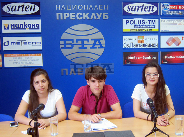 Млади доброволци започват дарителска кампания "Прочети и предай нататък!" Млади доброволци започват дарителска кампания "Прочети и предай нататък!"