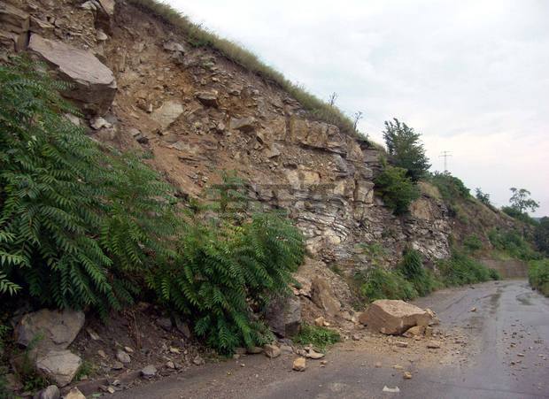Пътят Асеновград-Смолян е временно затворен от скално свличане край "Юговско ханче" Пътят Асеновград-Смолян е временно затворен от скално свличане край "Юговско ханче"