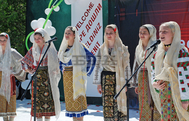 Повече от 500 певци и танцьори ще участват в 13-ия международен фолклорен фестивал "Божурите" в Кубрат Повече от 500 певци и танцьори ще участват в 13-ия международен фолклорен фестивал "Божурите" в Кубрат