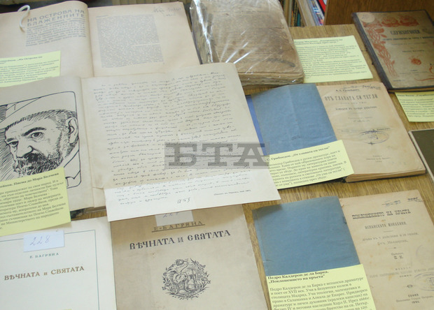 Ценни книги са подредени в изложба в библиотеката в Свиленград Ценни книги са подредени в изложба в библиотеката в Свиленград