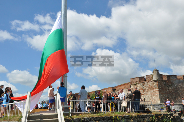 Ръководители и членовете на "Ротари клуб" Видин дариха на общината 25-метров пилон с българското знаме, поставени до историческия замък "Баба Вида" Ръководители и членовете на "Ротари клуб" Видин дариха на общината 25-метров пилон с българското знаме, поставени до историческия замък "Баба Вида"
