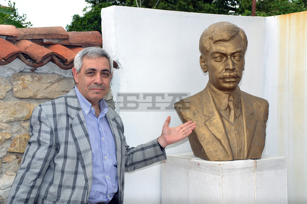 Арменци дариха бюст на Яворов на музея в родния му град  Чирпан