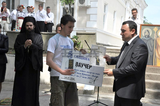 Кметът на Видин връчи отличия за високи постижения в областта на образованието, културата и изкуството по повод Деня на българската просвета и култура Кметът на Видин връчи отличия за високи постижения в областта на образованието, културата и изкуството по повод Деня на българската просвета и култура
