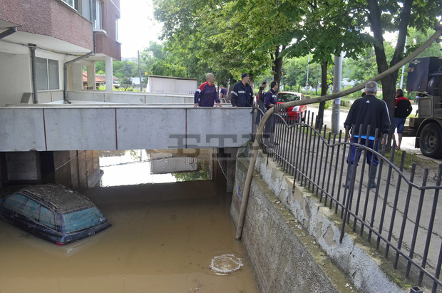 В северната част на Добрич все още приижда вода, една е жертвата на пороя В северната част на Добрич все още приижда вода, една е жертвата на пороя