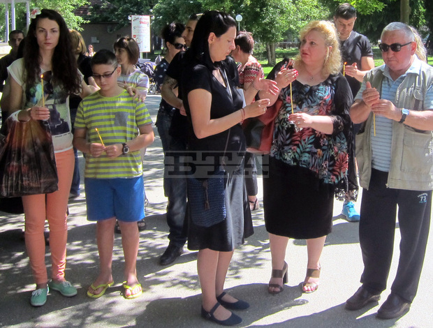 В Плевен десетки млади хора участваха в Мълчалив поход за живота и бдение в памет на загиналите по пътищата