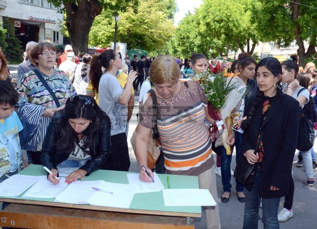 Събрани са вече 15 хиляди подписа в подкрепа на искането да се затворят за МПС подстъпите към централната пешеходна зона на Стара Загора