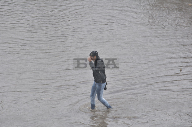 Около 45 л/кв. м дъжд падна за близо два часа в Русе Около 45 л/кв. м дъжд падна за близо два часа в Русе