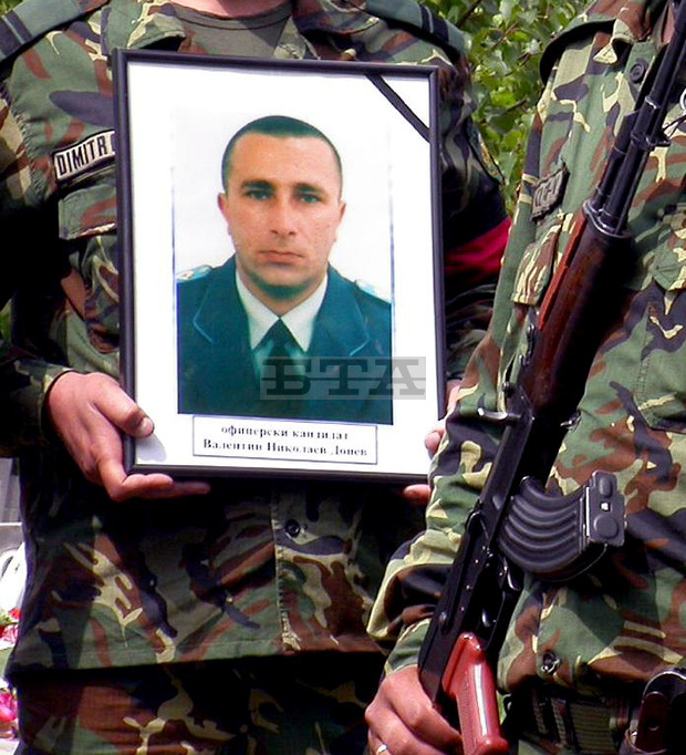 В Русе бе отслужена панихида в памет на загиналия преди девет години в Ирак офицерски кандидат Валентин Донев В Русе бе отслужена панихида в памет на загиналия преди девет години в Ирак офицерски кандидат Валентин Донев
