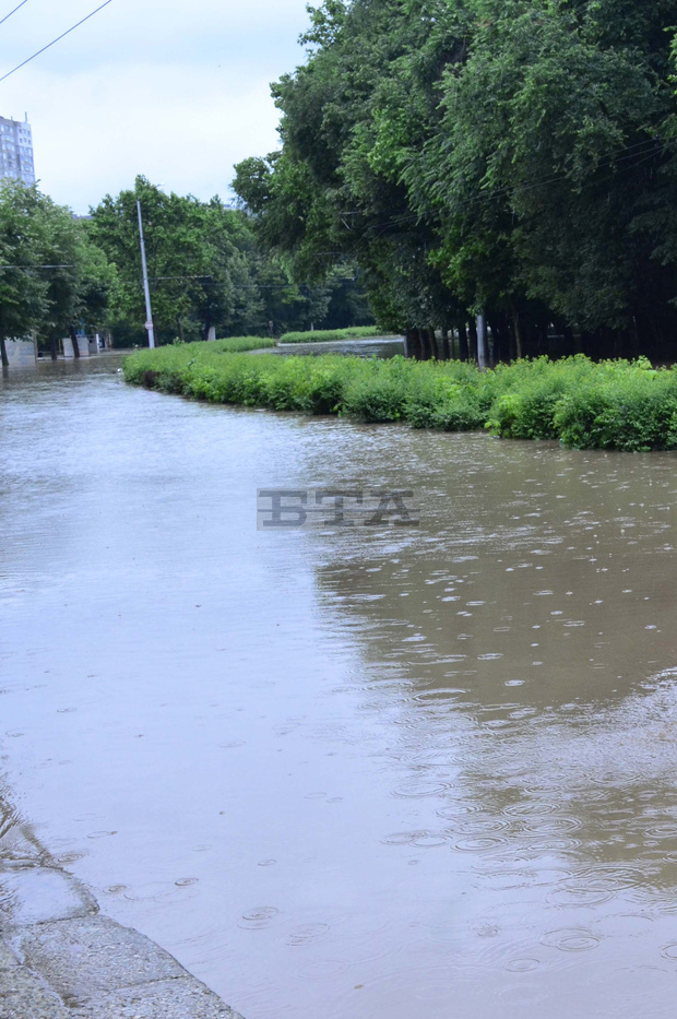 В северната част на Добрич прииждащата вода все още се задържа във високи граници