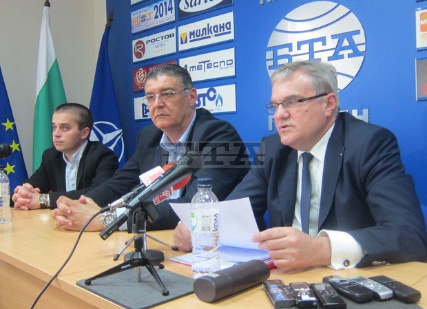 Според Румен Петков, когато се извършват подобен тип действия,  като тези в община Плевен, трябва много по-бързо да се информира  обществото защо са предприети