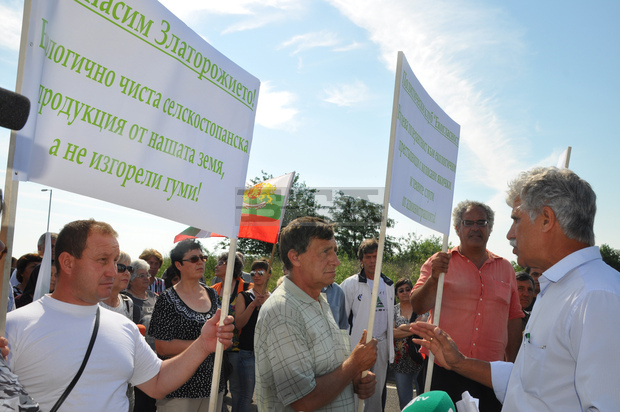 Близо 100-на жители на пет видински села се събраха на протест в близост до Дунав мост 2 срещу преработка на автомобилни гуми в района Близо 100-на жители на пет видински села се събраха на протест в близост до Дунав мост 2 срещу преработка на автомобилни гуми в района