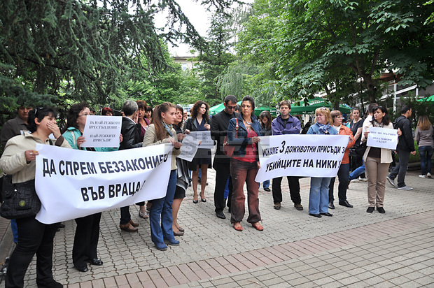 Мирен протест се събра пред съда във Враца, където започна дело за убийството на 16-годишния Николай Димитров