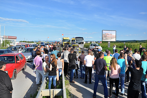Протестиращи блокираха движението на главен път Е79 край Враца Протестиращи блокираха движението на главен път Е79 край Враца