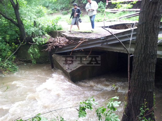Дъждовете отнесоха мост край старозагорското село Сливито в Стара планина Дъждовете отнесоха мост край старозагорското село Сливито в Стара планина