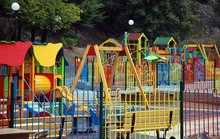 Нова детска площадка има преславско село Мостич. Съоръженията за игра са дарени от евродепутата Илхан Кючюк