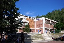 Регионалният исторически музей в Благоевград представя експозицията "Живопис - колекции от Кеазим Исинов"