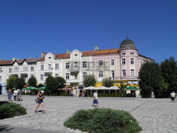 Танцово надиграване "На армане с тъпане"  организират за четвърта поредна година общината и читалището в Разлог