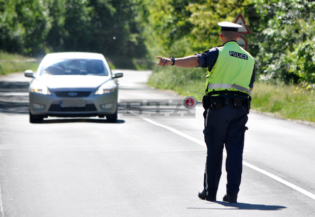 При полицейска операция  в Ловешка област са открити нарушения  в почти всички проверени автомобили