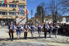 Десетки хора от Вършец се облякоха с национални носии 