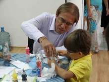 Кметът на Асеновград се включи в детска художествена работилница