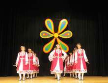 Фолклорен фестивал "Да надскочим Пирина" събра на една сцена изпълнители от Банско и македонската община Гевгелия