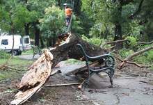 Пожарна и Гражданска защита продължават да помагат на гражданите в Пловдив след пороя 