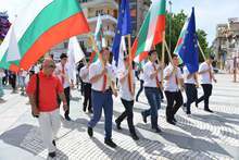 С празнично шествие на ученици и участници  в Международния детски танцов фестивал  започна 24 май в Сливен