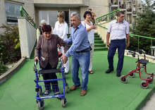 Домът за възрастни хора в Добрич получи дарение от проходилки и бастуни 