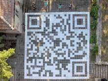 Деца изрисуваха розетата от Плиска върху площ с диаметър 14 метра