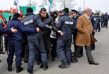 Износители на дървесина са  блокирали движението пред  ГКПП "Капитан Петко Войвода" 