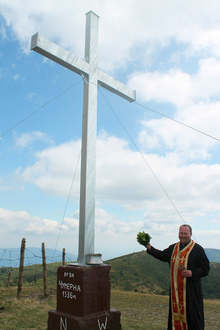 На връх Чумерна в Еленския балкан е издигнат четириметров метален кръст