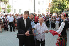 Кметът на Стара Загора Живко Тодоров преряза лентата на обновеното читалище "Климент Охридски-1858".