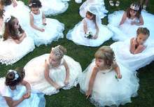 Кметът на Асеновград кавалерства на над 300 каленички на Еньовден