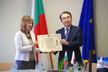 Японският министър на външните работи отличи кмета на Казанлък 