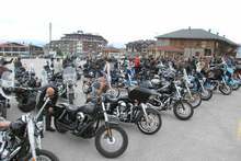 Над 200 мотористи - собственици на мотоциклети от легендарната марка"Харли Дейвидсън", пристигнаха днес в Банско