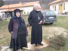 Кметът на община Павликени подари 100 корена с розови храсти на Марянския манастир"Свето Преображение Господне", 