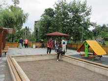 Общински служители от Берковица са почистили детска площадка в парк "Здравец" в града