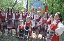 Хор от бесарабското село Бановкаогласи сцената на фолклорния събор"Песни и танци от слънчева Добруджа"