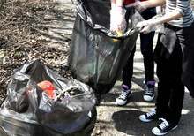 Два тона отпадъци са събрани при почистване на местности край Сливен