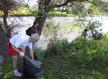 Младежи почистваха коритото на река Струма