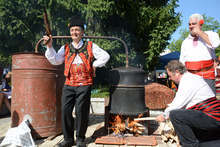 С традиционното запалване на казана за ракия и дефиле бе открит Българският фестивал на сливата в Троян