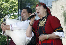 На събор с народни борби, песните на Валя Балканска и гайдаря Петър Янев канят в старозагорското село Сулица