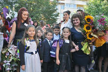 Кметът на Враца подари книжки с приказки на първокласниците в общината 